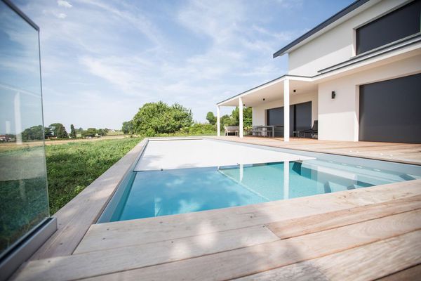 Piscine avec volet