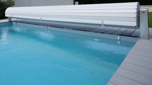 Piscine avec enrouleur hors sol